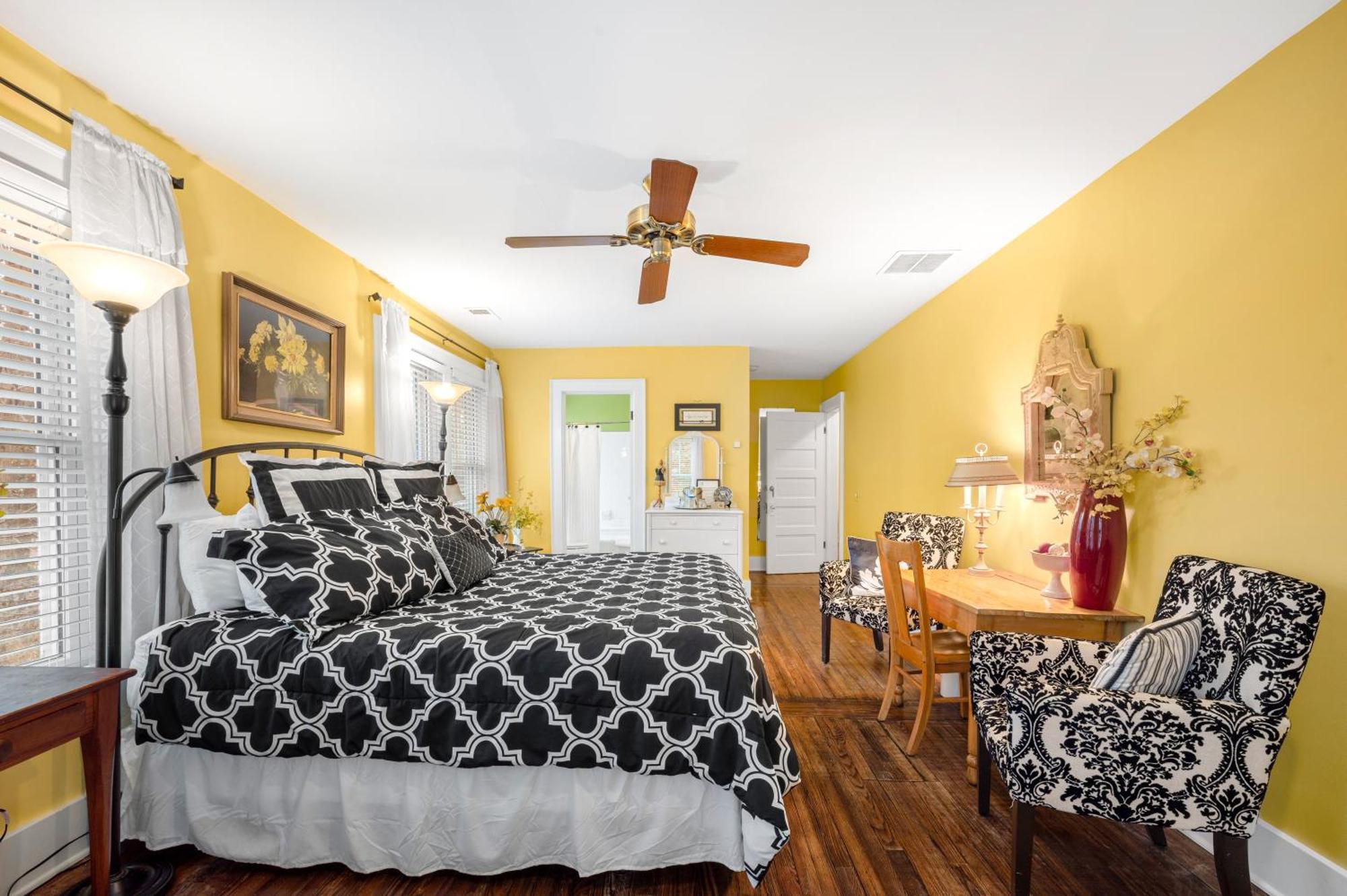 King Room with Bath Tub - The Dandelion