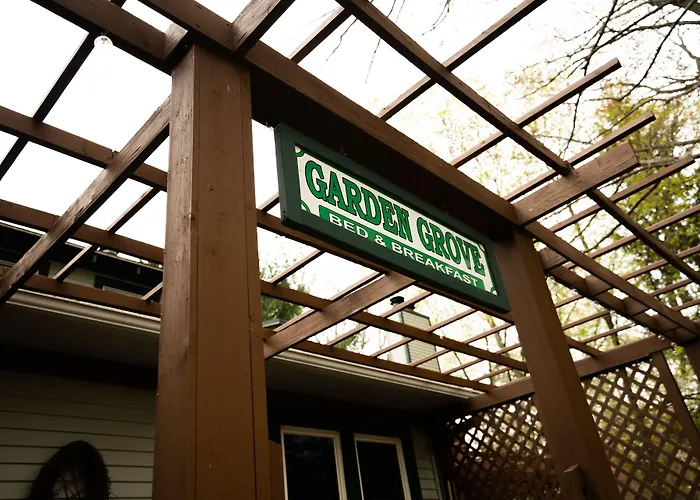 Beach hotel: Garden Grove Inn Bed And Breakfast